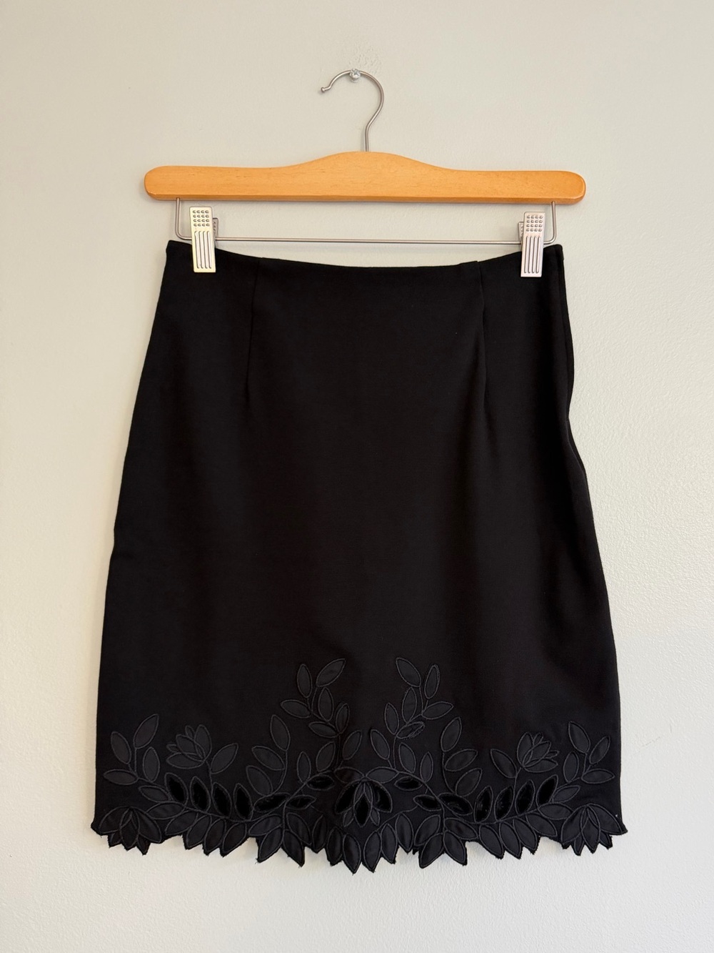H&M Black Floral Scalloped Hem Mini Skirt XS